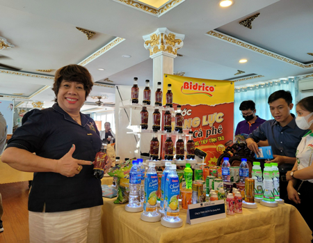 Bà Huỳnh Thị Anh Thư - đại diện CLB Khởi sự và Hỗ trợ doanh nghiệp tham quan khu vực trưng bày của Bidrico